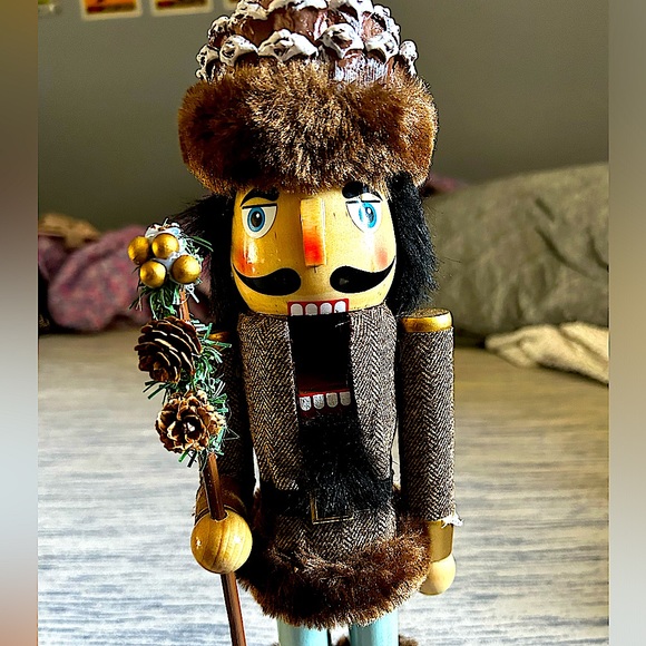 Fall/winter theme nutcracker - Picture 2 of 2